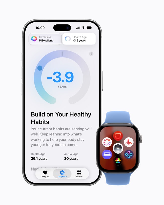 iPhone menampilkan fitur Health Age di tab Longevity aplikasi Kesehatan, di samping Apple Watch bertali biru