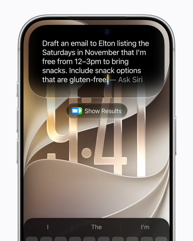 Layar iPhone menampilkan perintah kepada Siri AI untuk menyusun email berisi jadwal hari Sabtu di bulan November