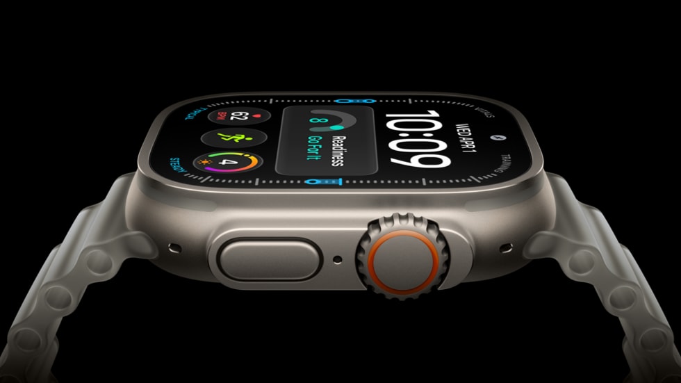 Tampak samping Apple Watch Ultra 4 bertitanium dengan layar menampilkan jam dan skor Readiness