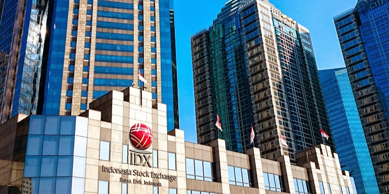 Gedung Bursa Efek Indonesia di Jakarta dengan logo IDX dan tulisan Indonesia Stock Exchange, dikelilingi gedung-gedung tinggi