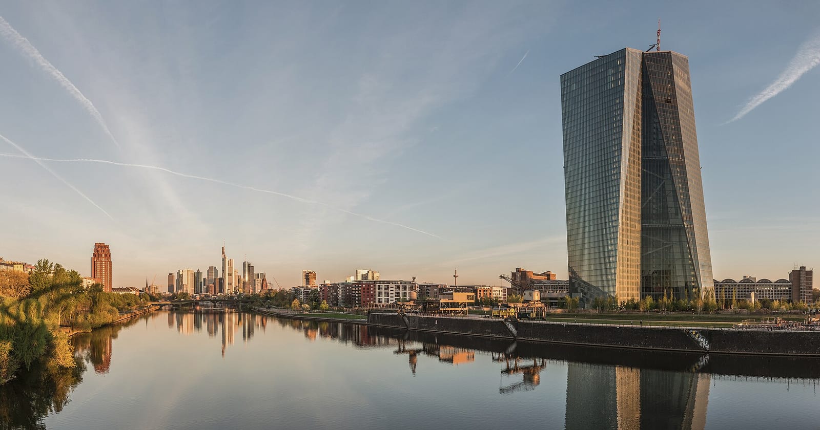 Gedung kantor pusat Bank Sentral Eropa di tepi Sungai Main, Frankfurt, dengan latar gedung-gedung pencakar langit kota