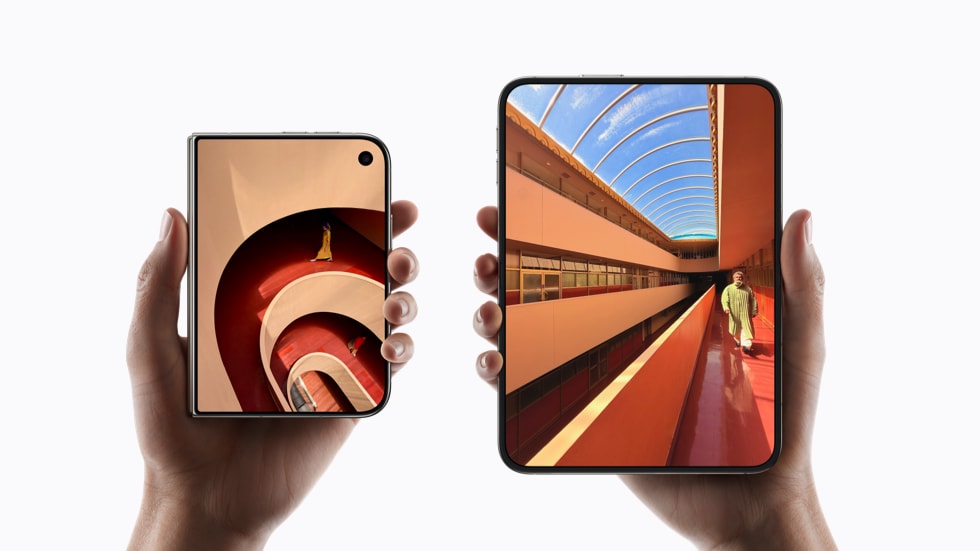 Dua tangan memegang iPhone Duo, satu dalam posisi terlipat dan satu terbuka