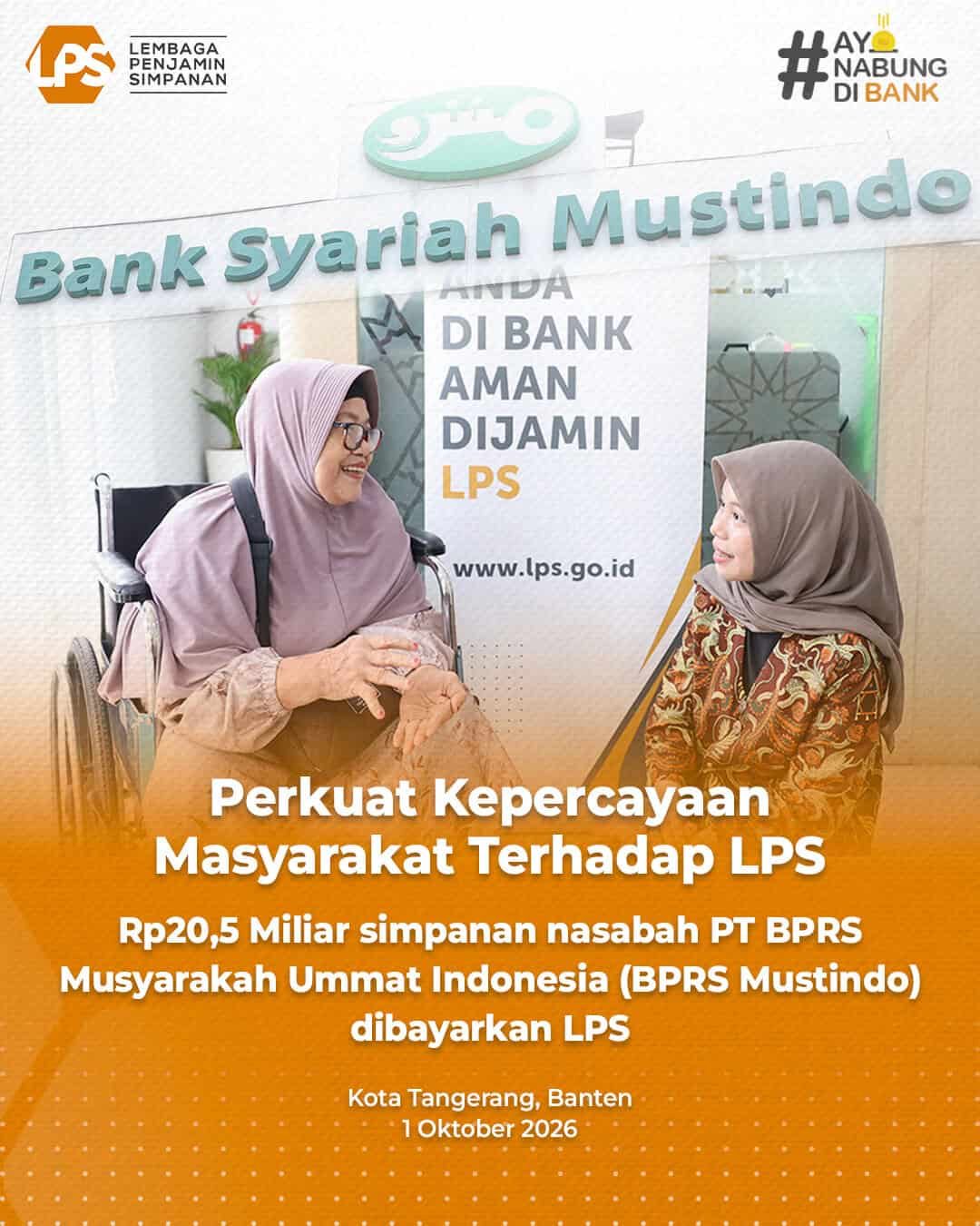 Dua perempuan berkerudung berbincang di depan papan nama Bank Syariah Mustindo dan spanduk LPS, dengan teks Rp20,5 miliar simpanan nasabah BPRS Mustindo dibayarkan LPS