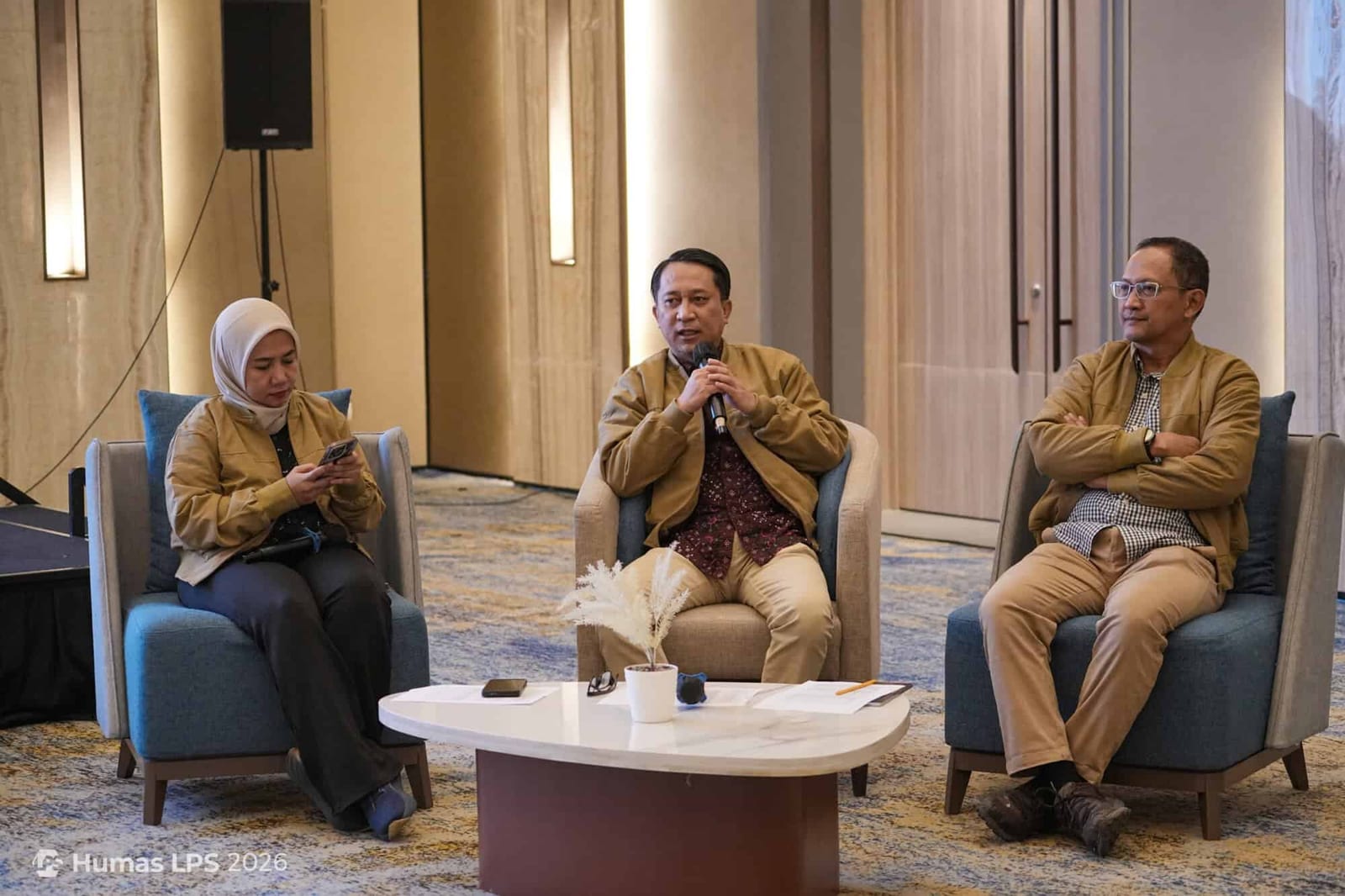 Tiga perwakilan LPS duduk di kursi dalam sesi bersama media di Bandung, salah satunya berbicara memakai mikrofon
