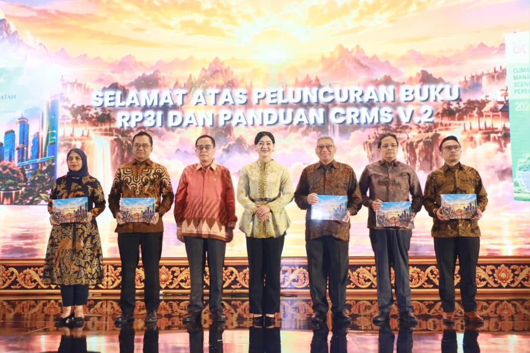 Pimpinan OJK dan perwakilan industri perbankan berfoto bersama memegang buku RP3I di depan layar bertuliskan peluncuran buku RP3I dan panduan CRMS